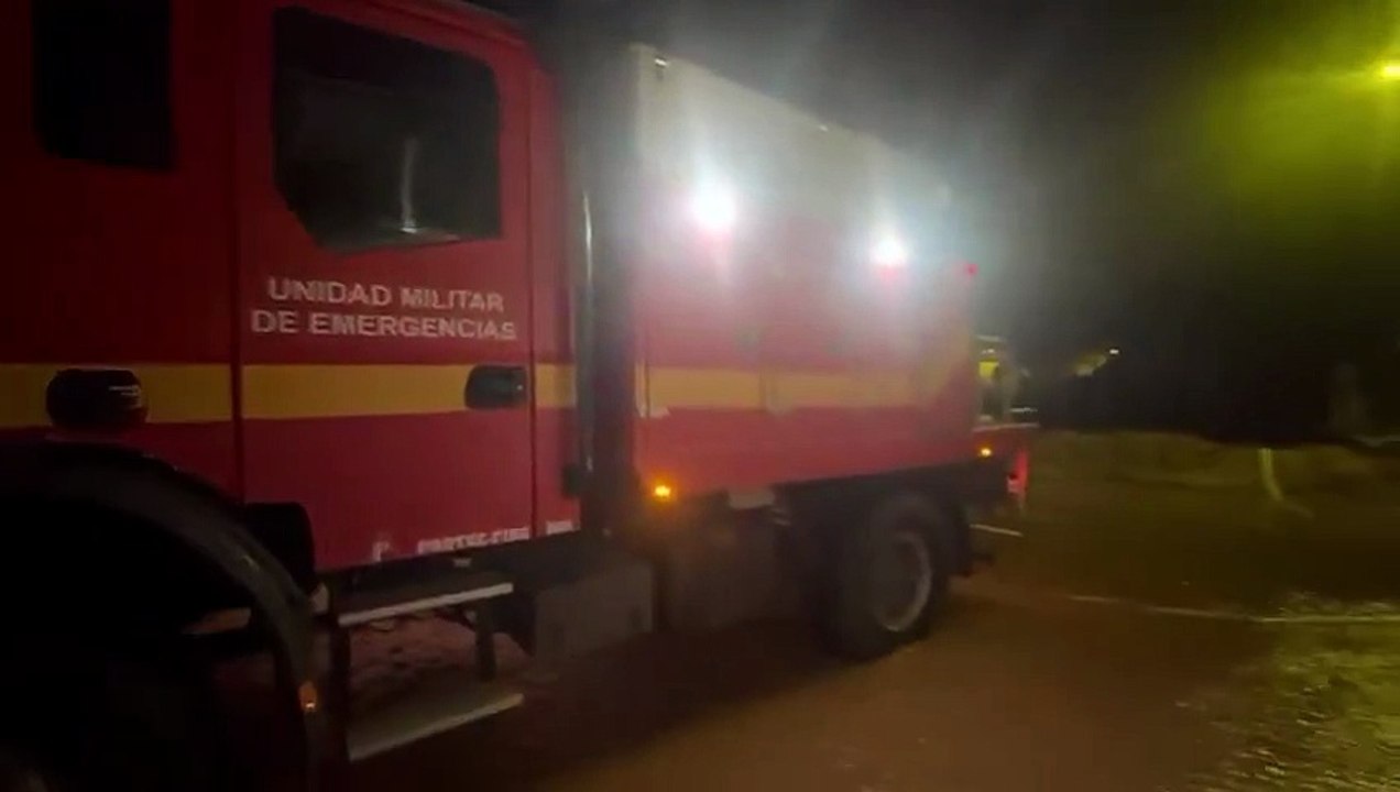 La UME trabaja achicando agua en El Robledo tras la crecida del río Bullaque