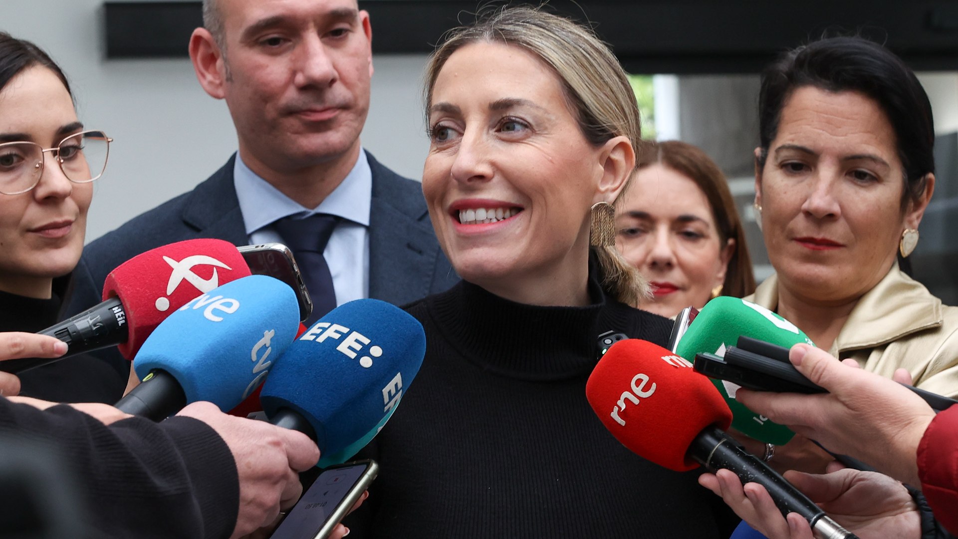 La formaci�n de un nuevo gobierno en Extremadura se encuentra en un punto de m�xima tensi�n. Mar�a Guardiola, candidata del Partido Popular a la Junta, intenta agotar sus �ltimas opciones para alcanzar un acuerdo �razonable� con Vox, a pesar de que el margen de maniobra se estrecha tras la radicalizaci�n del discurso de ambas formaciones en los �ltimos d�as. El objetivo prioritario de Guardiola es cumplir con la voluntad de las urnas del pasado 21 de diciembre, evitando a toda costa una repetici�n electoral que, de producirse, podr�a fijarse para el 21 de julio.