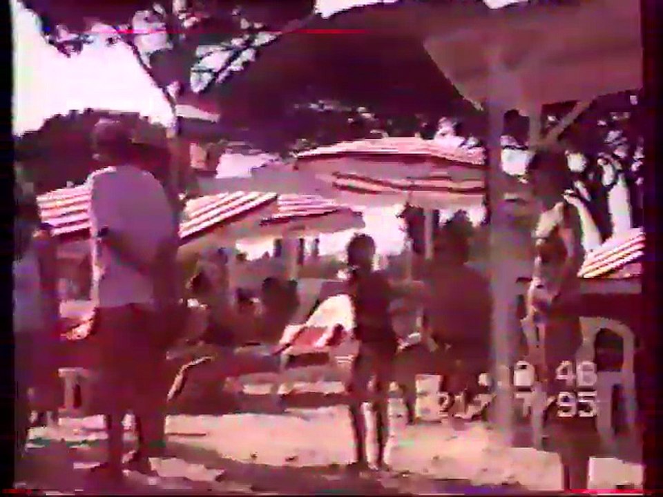 1995 – Johnny Hallyday – Johnny, Laura Smet et Laeticia Hallyday au port de Saint-Tropez (21 juillet)