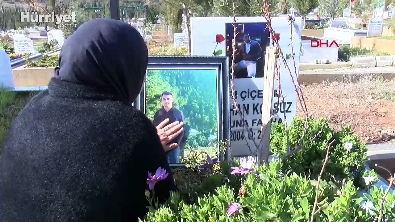 8 bıçak darbesiyle öldürülen Batuhan’ın annesi mezarı başında adalet istedi