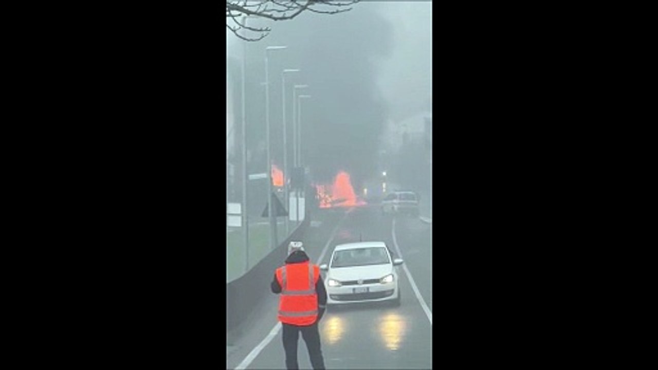 Esplosione e incendio a Bibbiena, a fuoco un camion carico di ossigeno