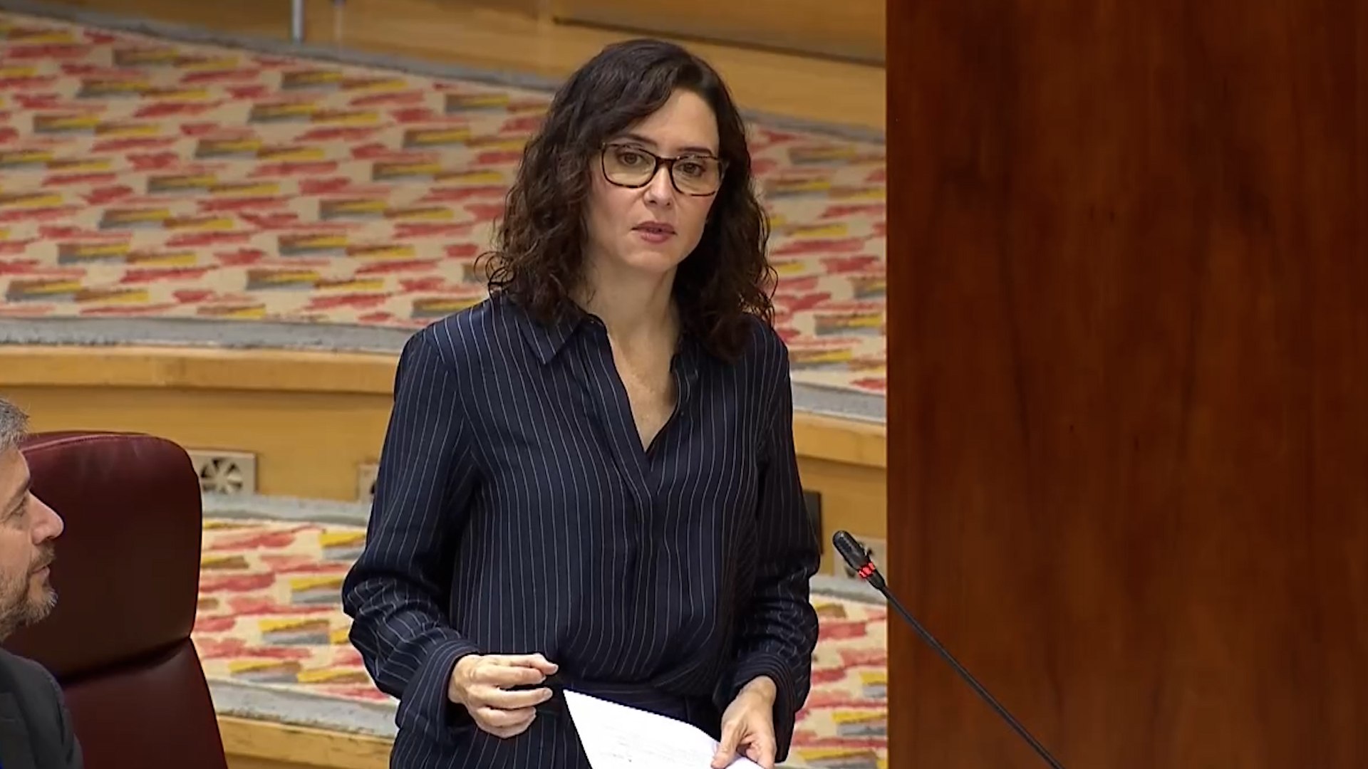 La presidenta de la Comunidad de Madrid, Isabel D�az Ayuso, ha criticado este jueves a Vox por su amenaza de forzar una repetici�n electoral en Extremadura. La dirigente del PP ha pedido a la formaci�n que no "boicotee" ni "ponga en peligro" la estrategia conjunta que, a su juicio, mantienen varias comunidades aut�nomas frente al Gobierno de Pedro S�nchez.

Ayuso ha defendido la necesidad de preservar la estabilidad institucional en Extremadura y ha advertido de que una convocatoria anticipada de elecciones podr�a debilitar la posici�n de las regiones gobernadas por el Partido Popular en su confrontaci�n pol�tica con el Ejecutivo central. En este sentido, ha apelado a la responsabilidad de Vox para evitar una crisis que, seg�n ha se�alado, solo beneficiar�a al Gobierno.

La presidenta madrile�a ha insistido en que Madrid y Extremadura comparten una "lucha" com�n en asuntos como la financiaci�n auton�mica, la pol�tica fiscal y la defensa de competencias regionales. Por ello, ha subrayado que cualquier movimiento que genere inestabilidad podr�a afectar a esa estrategia coordinada.

Las declaraciones de Ayuso se producen en un contexto de tensi�n entre PP y Vox en varias comunidades aut�nomas, donde ambas formaciones han mantenido desencuentros sobre pactos y gobernabilidad.