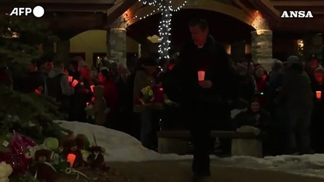 A Tumbler Ridge, in Canada, la veglia per ricordare le vittime della sparatoria avvenuta in una scuola