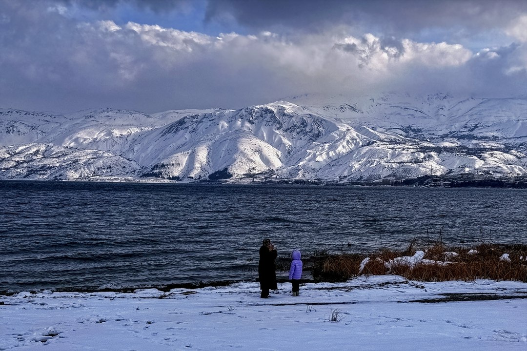 Kış güzelliğiyle mest etti: Hazar Gölü çevresi karla kaplandı