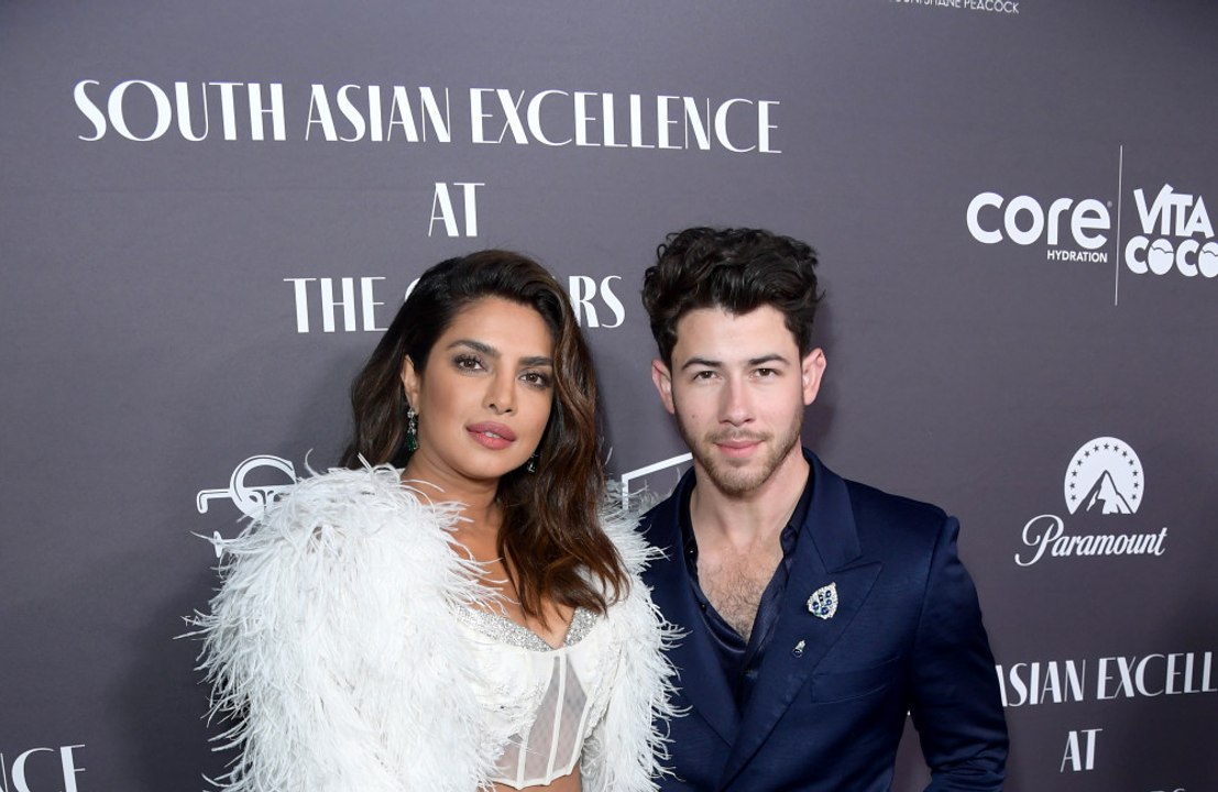 Nick Jonas lobt Ehefrau Priyanka Chopra für ihren Biss
