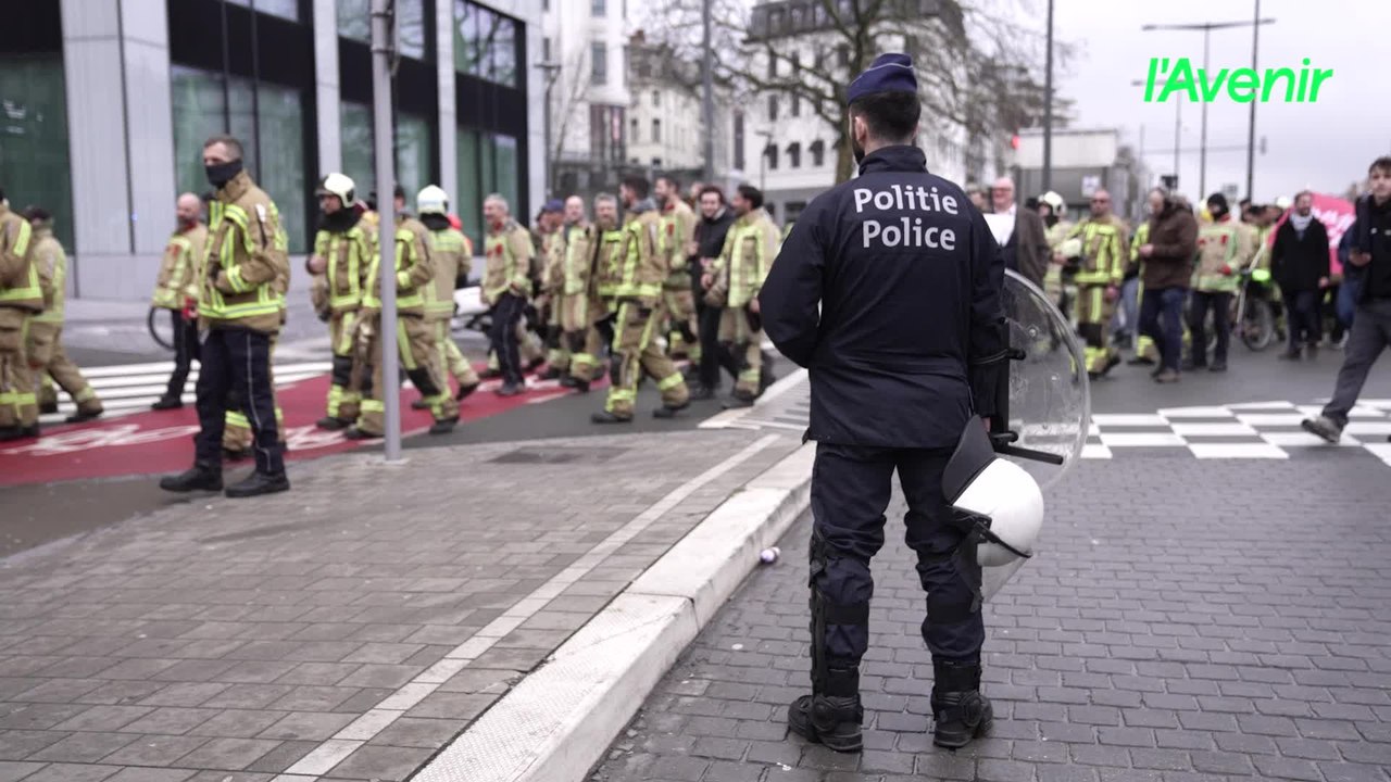 Près de 200 pompiers bruxellois dans la rue pour réclamer des renforts : “On panique pour la population”
