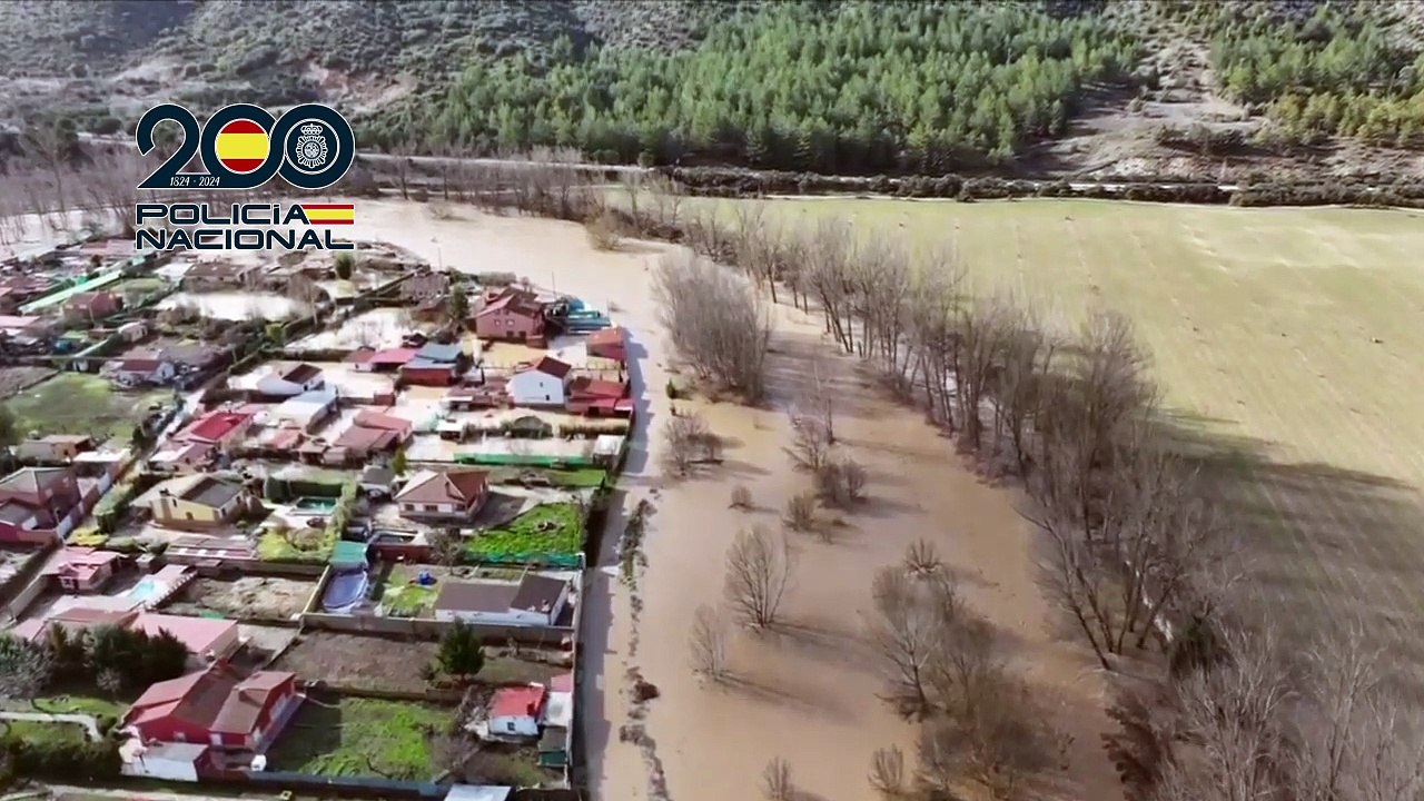 Agentes de Policía realizan tareas de vigilancia en Cuenca tras la alerta recibida por la crecida de los ríos Huécar y Júcar