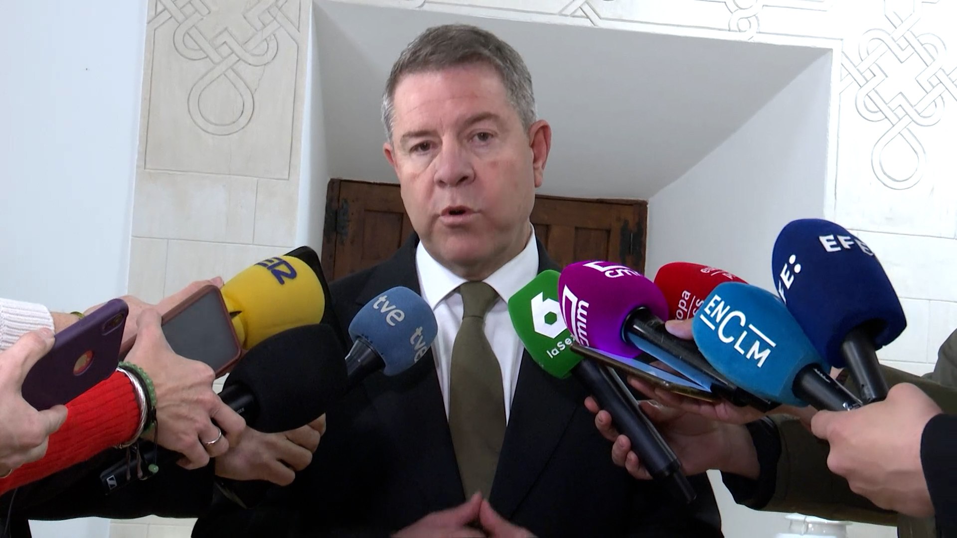 El presidente de Castilla-La Mancha, Emiliano Garc�a-Page, expres� cr�ticas hacia el presidente del Gobierno, Pedro S�nchez, por la posibilidad de mantener la convocatoria de elecciones generales despu�s de los comicios municipales y auton�micos previstos para mayo de 2027. Durante declaraciones realizadas ante los medios en Toledo, el dirigente auton�mico advirti� que una estrategia pol�tica de ese tipo podr�a perjudicar gravemente a alcaldes, candidatos locales y responsables regionales, se�alando que no es razonable sacrificar el trabajo de quienes est�n en primera l�nea territorial para sostener �nicamente los intereses de la direcci�n nacional.
Garc�a-Page subray� que la estructura del partido no solo debe centrarse en debates ideol�gicos amplios ni en grandes enfrentamientos pol�ticos a escala estatal, sino tambi�n en respaldar a quienes representan al partido en cada municipio y comunidad aut�noma. Record� adem�s que la direcci�n tiene una responsabilidad compartida con las candidaturas locales y con los actuales alcaldes, quienes afrontan de manera directa las preocupaciones ciudadanas y la gesti�n diaria. En este sentido, pidi� mayor coordinaci�n interna y decisiones estrat�gicas que tengan en cuenta el impacto real sobre el conjunto del partido y sus representantes territoriales. Asimismo, afirm� que escuchar a las bases fortalecer� la cohesi�n interna y la confianza electoral.