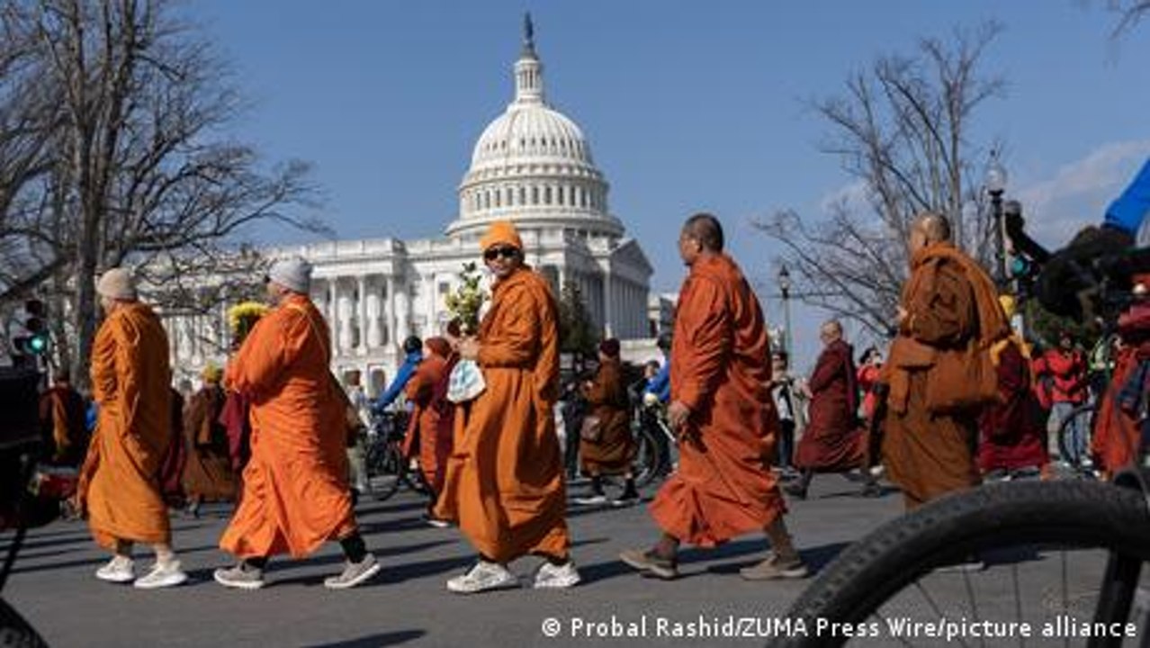 Mönche marschieren für Frieden quer durch die USA