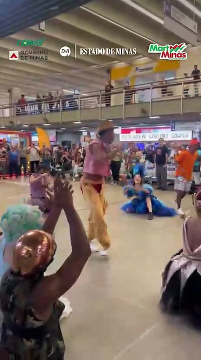 Flash mob leva baile de carnaval para a rodoviária de BH