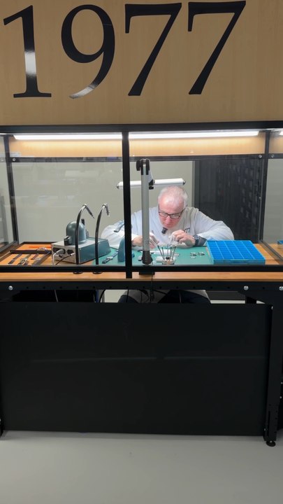 1977, c’est plus qu’une marque.C’est une horlogerie made in France assumée.Des montres conçues et assemblées en France.Le temps, à la française. #montres1977 #horlogerie #1977 #pierre_lannier #watches