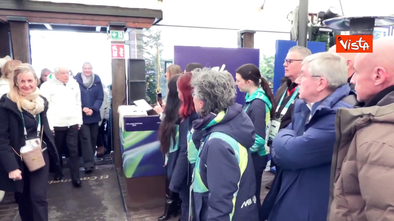 Milano Cortina, il Presidente Mattarella arriva a Cortina con la giacca del team Italia
