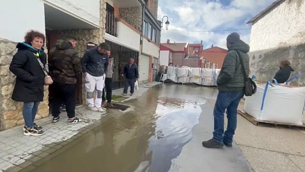 El Cega rebosa en Viana y anega varios garajes y viviendas junto al puente
