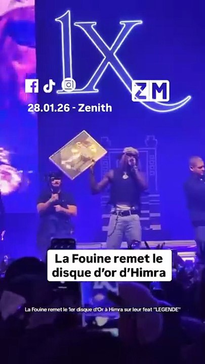 La fouine remet le disque d'or à himra sur scène
