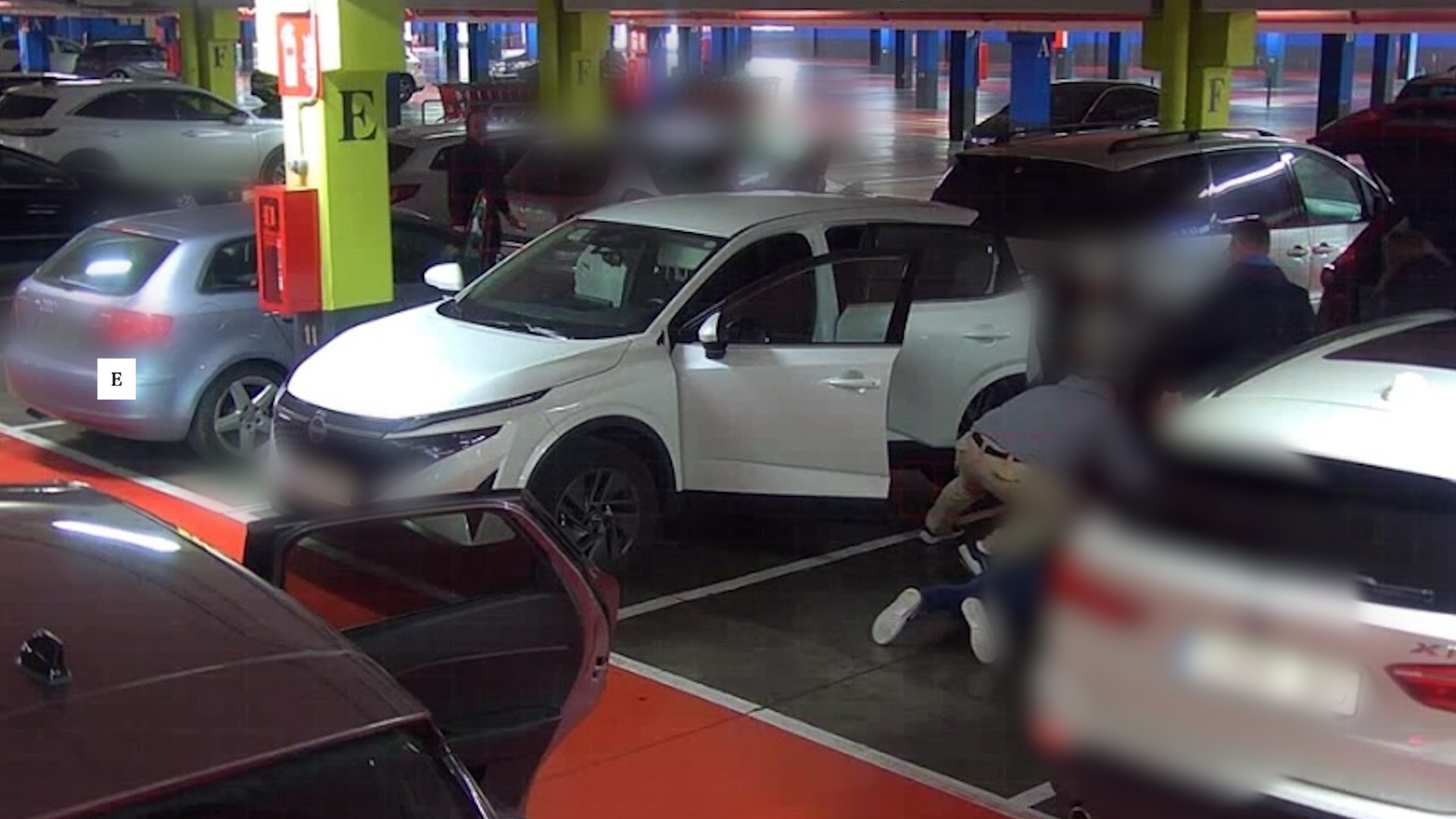 La Polic�a Nacional ha desarticulado un grupo criminal especializado en robos cometidos en aparcamientos de centros comerciales de Fuenlabrada, en Madrid, utilizando el conocido m�todo de la siembra. Esta t�cnica delictiva consiste en distraer a las v�ctimas para aprovechar un descuido y sustraer bolsos, mochilas u otros objetos de valor del interior de sus veh�culos. Los tres detenidos, todos ellos de nacionalidad peruana y con edades comprendidas entre los 22 y los 44 a�os, actuaban de manera coordinada y con un reparto claro de funciones durante cada golpe. Seg�n fuentes policiales, uno de los arrestados contaba adem�s con antecedentes previos por hechos de caracter�sticas similares, lo que facilit� su identificaci�n. La investigaci�n comenz� a mediados del pasado mes de abril tras registrarse un robo en el aparcamiento del centro comercial Loranca, que puso en alerta a los agentes. A partir de ese momento se iniciaron diversas pesquisas, seguimientos y labores de an�lisis que permitieron localizar a los sospechosos. Finalmente, tras varias semanas de vigilancia, la Polic�a estableci� un dispositivo especial que culmin� el 22 de enero con la detenci�n de los tres individuos cuando actuaban in fraganti en otro estacionamiento de la misma localidad. El operativo evit� nuevos robos similares.