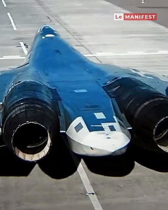 🚨 ✈️🇩🇿 Des images tournées en pleine campagne algérienne agitent les analystes militaires. Un jet furtif russe aperçu au-dessus du nord du pays… simple test ou signal stratégique majeur ? 👀 Maghreb, Russie, équilibre régional