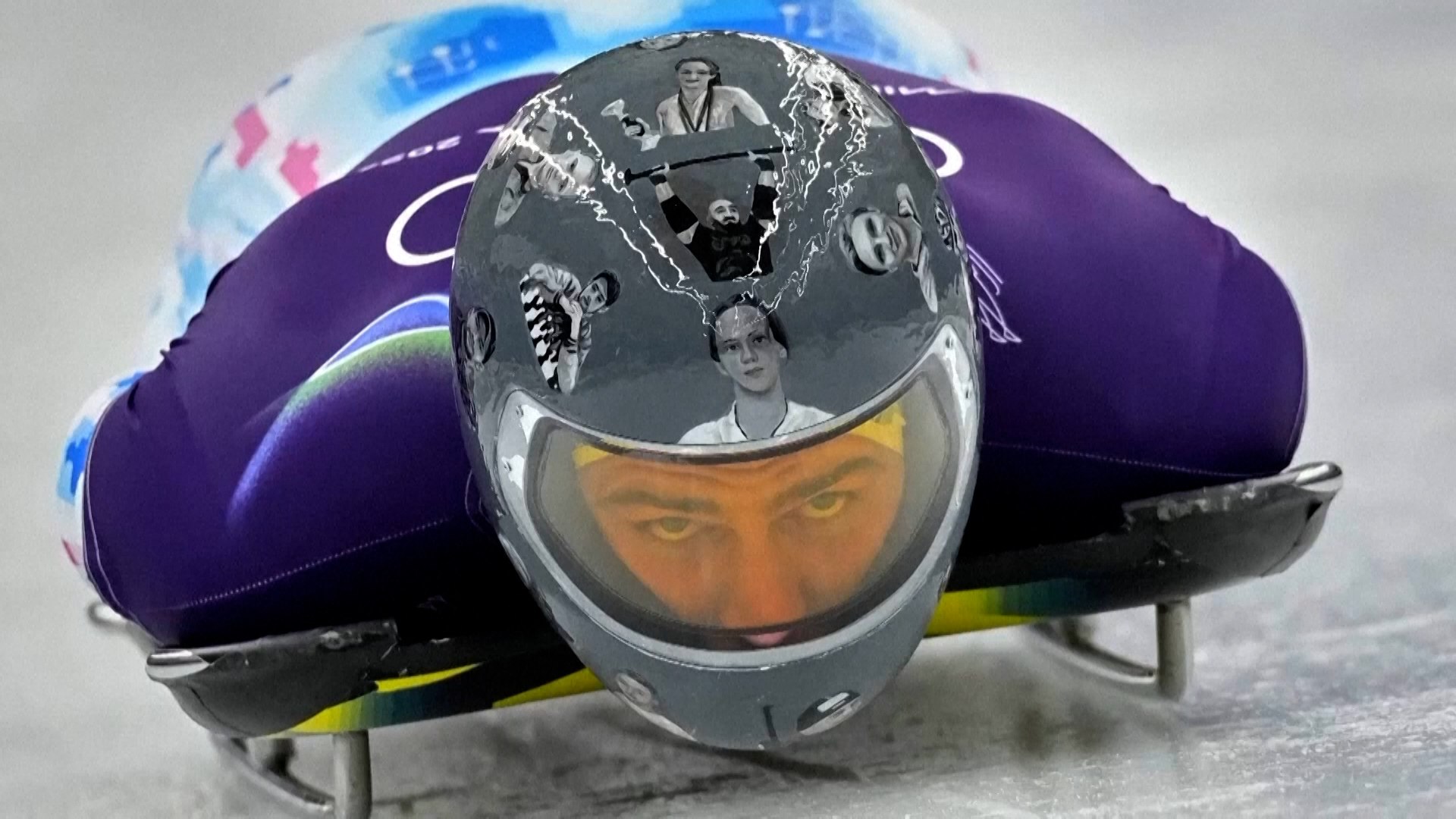 El atleta ucraniano de skeleton Vladyslav Heraskevych dijo que su sue�o ol�mpico se ha esfumado tras ser excluido de la competici�n el jueves. Heraskevych, uno de los favoritos para ganar una medalla en los Juegos de Mil�n-Cortina, fue excluido de la carrera tras rechazar una petici�n de �ltima hora del Comit� Ol�mpico Internacional para que no utilizara un casco en homenaje a los m�s de 20 atletas y entrenadores fallecidos en la guerra de su pa�s con Rusia.

La decisi�n se tom� aproximadamente 45 minutos antes del inicio de la competici�n y puso fin a una saga de tres d�as en la que Heraskevych sab�a que se arriesgaba a ser expulsado de los Juegos por llevar el casco, que seg�n el COI incumple las normas que proh�ben hacer declaraciones en el campo de juego. "Como atleta, siempre so�� con una medalla ol�mpica", dijo. "Me la han arrebatado" Heraskevych describi� c�mo hab�a pasado a�os prepar�ndose para la competici�n. "Pas� horas entrenando todos los d�as durante cuatro a�os, recorriendo todo el mundo, compitiendo en todas las copas del mundo, para poder estar aqu� hoy y competir en los Juegos Ol�mpicos, el mayor evento de los cuatro a�os, y me han descalificado y ni siquiera entiendo por qu�", afirm�.La Federaci�n Internacional de Bobsleigh y Skeleton afirm� que su decisi�n de llevar el casco era "incompatible con la Carta Ol�mpica y las Directrices sobre la expresi�n de los atletas".