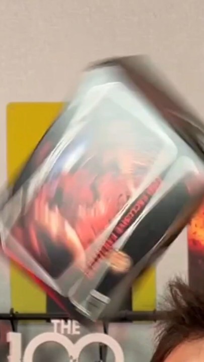 On ouvre le cinquième booster de la box Stranger Things !