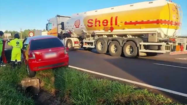 Palio e caminhão bitrem se envolvem em colisão na BR-277 em Cascavel