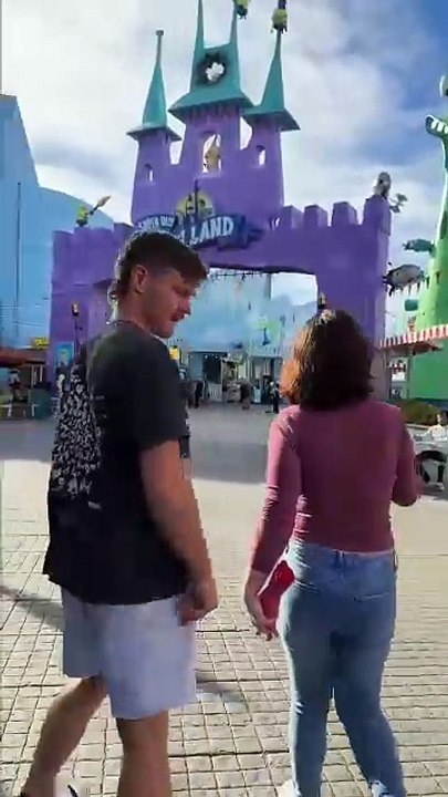 I proposed to my girlfriend using a FAKE hand at Universal Studios 🤯😍😨