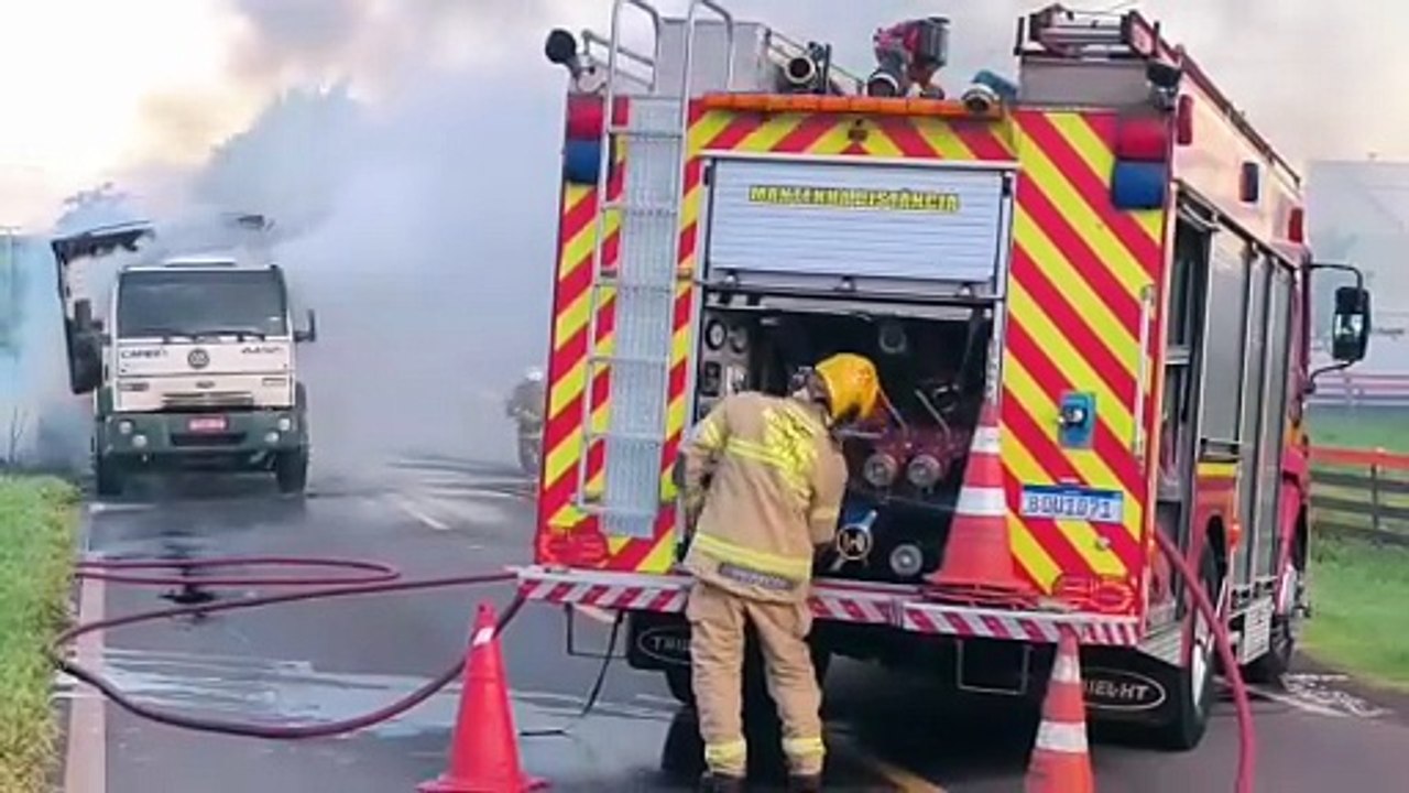 Caminhão pega fogo na rodovia entre Umuarama e Mariluz e fica totalmente destruído