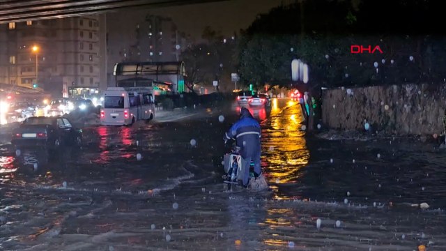 Adana'da sağanak etkili oldu; yollar göle döndü