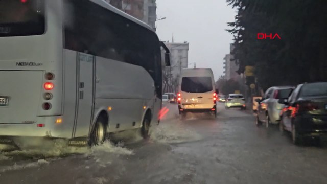 Antalya'yı sağanak vurdu; 7 ilçede okullar tatil edildi