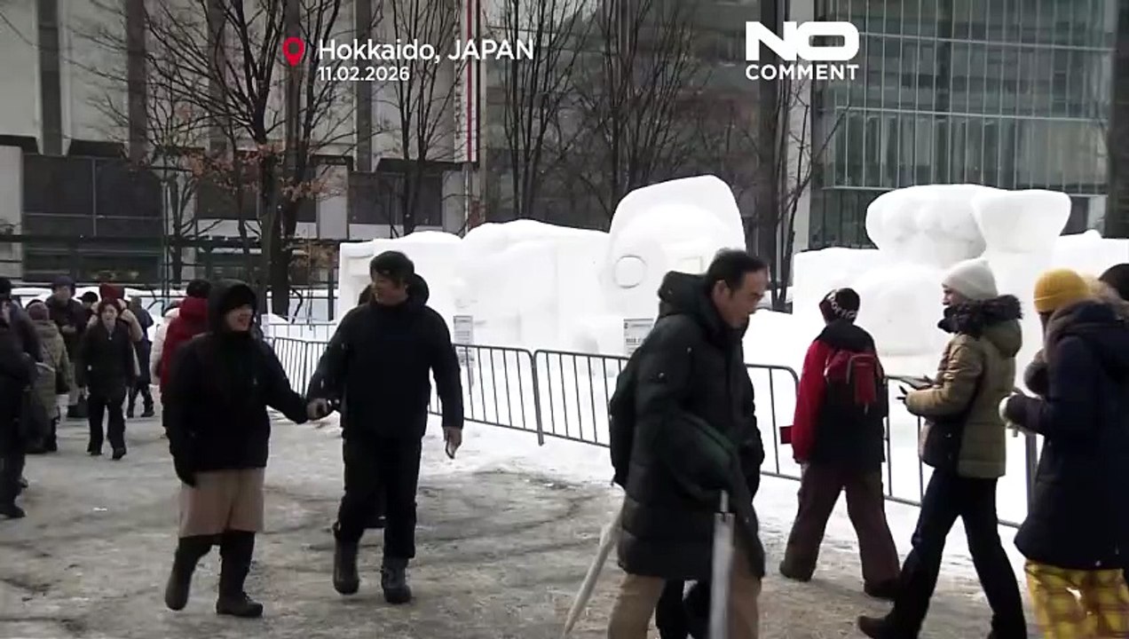 Las esculturas de hielo y nieve atraen a visitantes a un festival de invierno en Japón