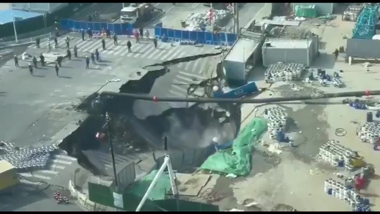 Si apre una voragine nel cantiere della metropolitana di Shangai. Il video delle telecamere di sorveglianza
