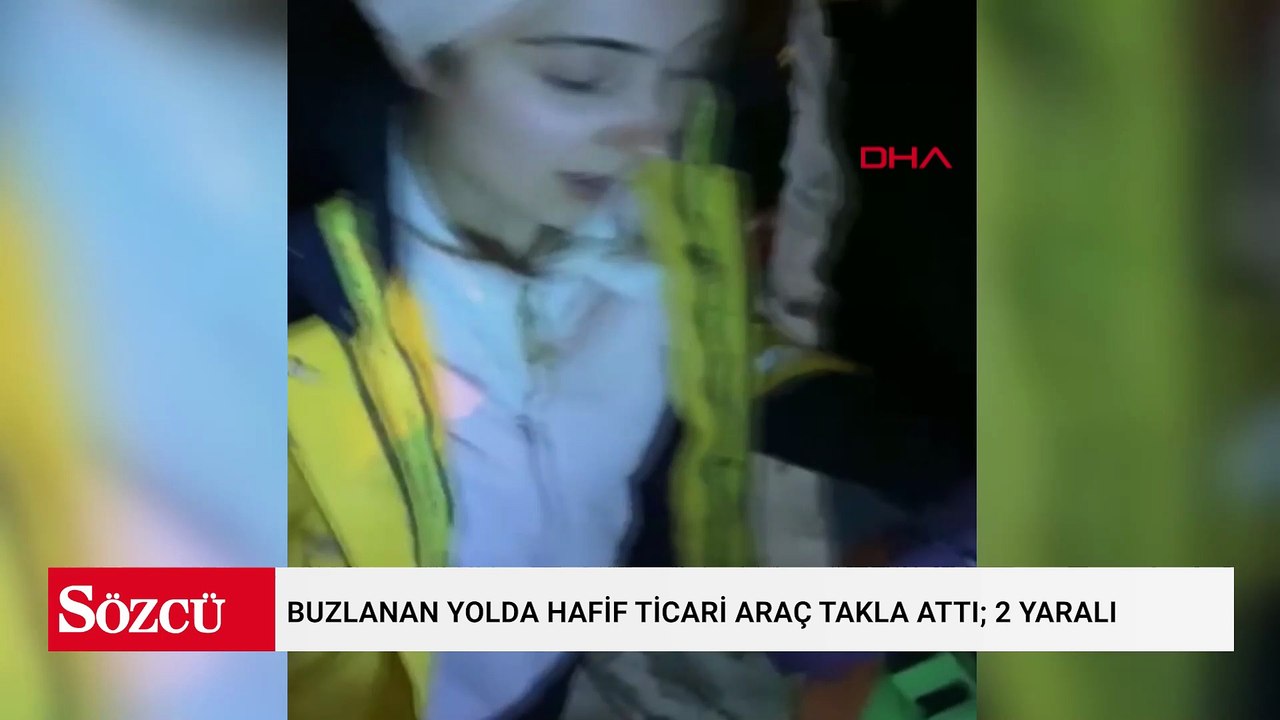 Buzlanan yolda hafif ticari araç takla attı; 2 yaralı