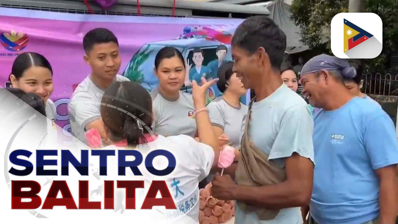 Mga tauhan ng BJMP-Bicol, may Valentine’s gift sa mga tindero at senior citizens sa Legazpi City Public Market sa kanilang taunang ‘Love on Wheels’ | ulat ni JM Olarte - Radyo Pilipinas - Albay