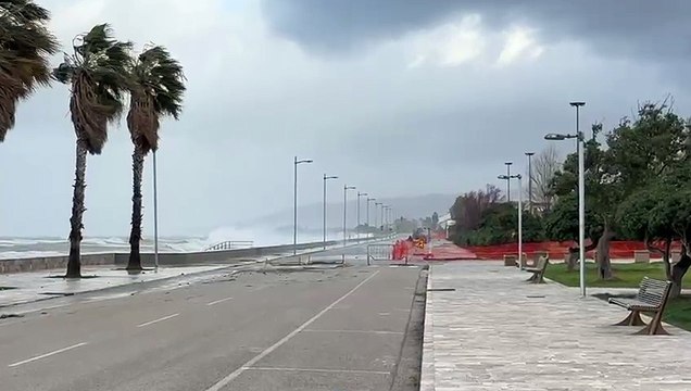 Onde alte sei metri sul litorale di Sant'Agata Militello: paura per l'erosione