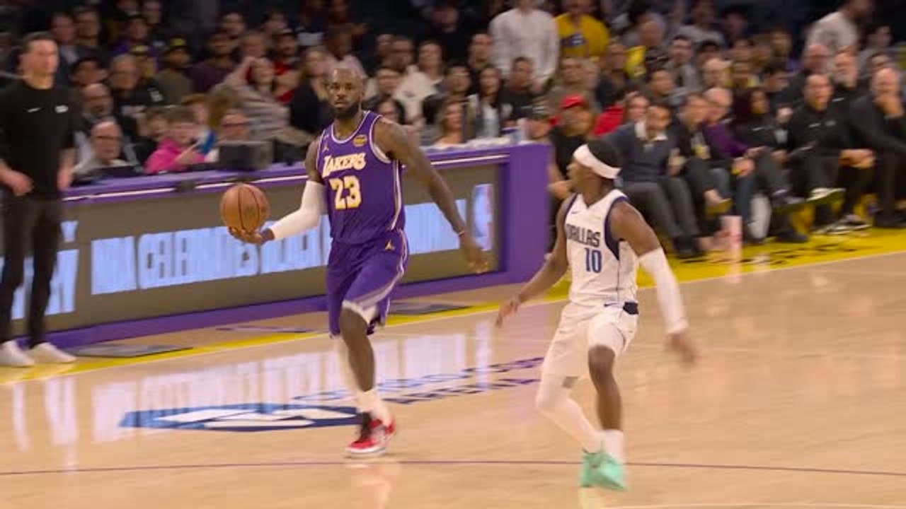 Lakers - Le alley-oop de Hayes sur une offrande de LeBron James