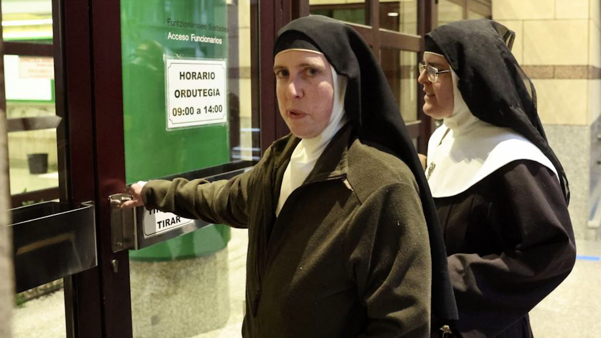 Ocho religiosas del monasterio de Belorado han declarado por presuntos malos tratos a monjas de edad avanzada, en una causa en la que se investigan posibles delitos de coacciones, trato degradante, abandono y omisi�n del deber de cuidado.

La investigaci�n judicial analiza si las religiosas habr�an ejercido presi�n psicol�gica sobre las mayores y si se produjeron situaciones que pudieran encajar en abandono o desatenci�n. Las diligencias se centran en esclarecer las condiciones de vida dentro de la comunidad y determinar si existieron conductas que vulneraran la integridad moral y los derechos de las afectadas.

Seg�n fuentes del caso, las denunciantes relataron episodios relacionados con restricciones, aislamiento y falta de atenci�n adecuada, extremos que deber�n ser contrastados durante la instrucci�n. Por su parte, las investigadas prestaron declaraci�n asistidas por sus abogados y defendieron su actuaci�n.

El procedimiento contin�a abierto a la espera de nuevas pruebas y testimonios que permitan al juzgado determinar si existen indicios suficientes para la apertura de juicio oral.