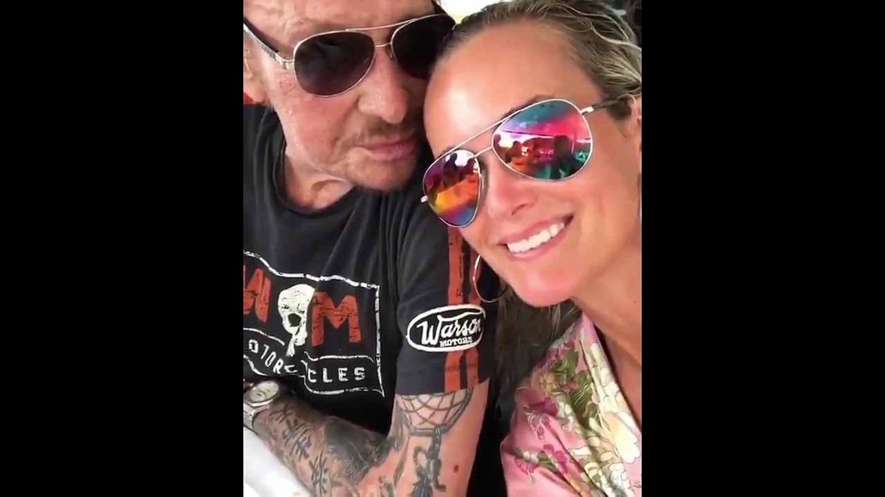 2017 – Johnny Hallyday – Johnny et Laeticia Hallyday sur « All Shook Up » à Saint-Barthélemy (24 août)