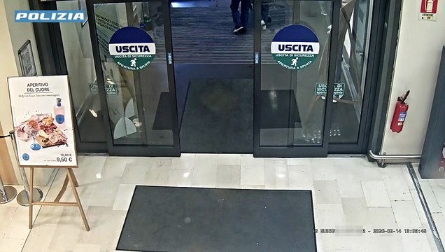 Bergamo, tenta di sequestrare una bambina al centro commerciale