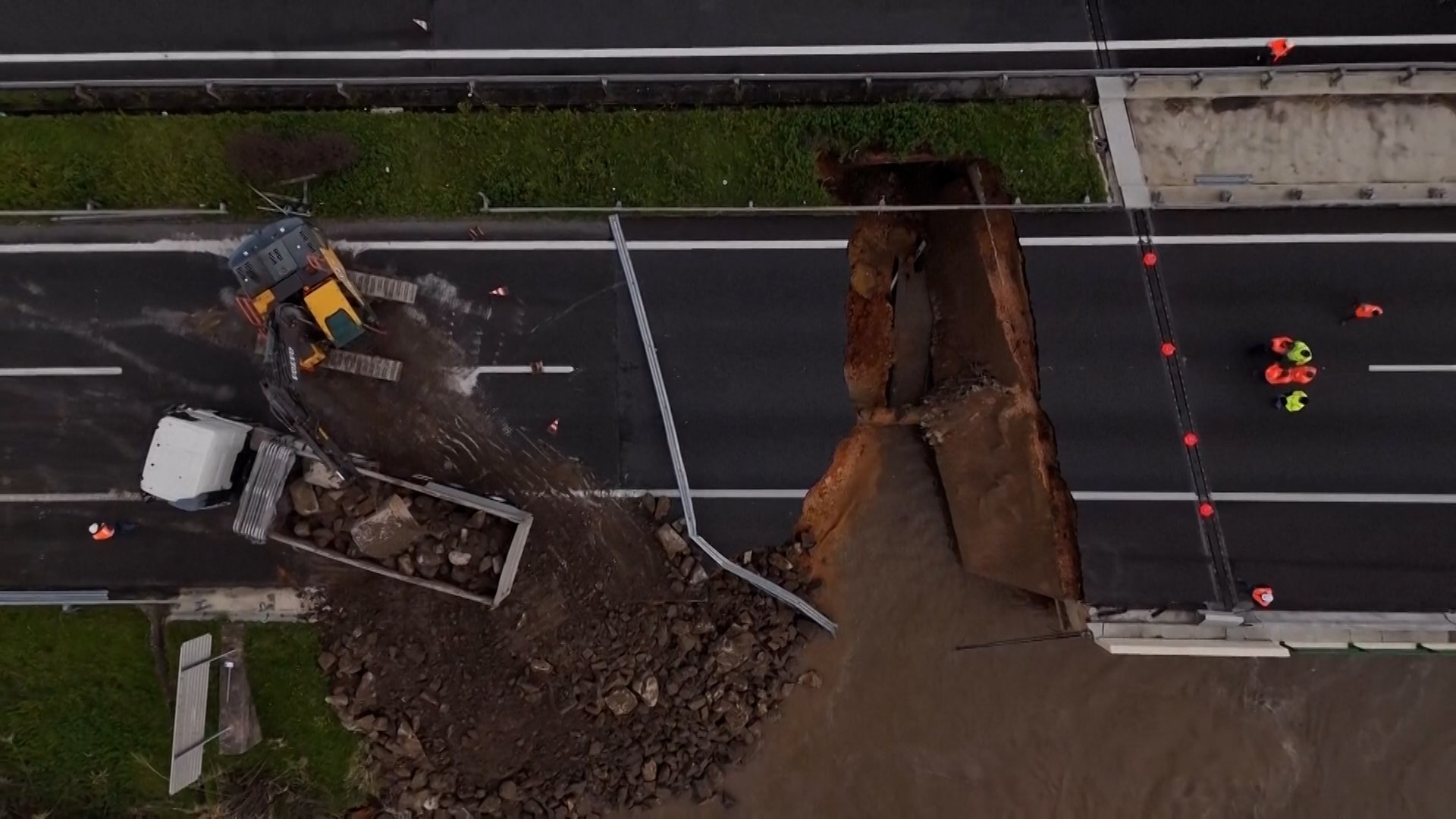 Las autoridades de Portugal gestionan este viernes el colapso de un tramo de la autopista Autopista A1, una de las principales conexiones viarias del pa�s. El derrumbe se produjo cerca de Co�mbra despu�s de que el agua desbordada por las intensas lluvias rompiera un dique y socavara la infraestructura.

El incidente ha obligado a cortar la circulaci�n en la zona afectada y ha activado un amplio dispositivo de emergencia. Equipos de protecci�n civil y autoridades locales trabajan para evaluar los da�os y garantizar la seguridad de los conductores, mientras contin�an las labores de inspecci�n t�cnica.

Co�mbra permanece en m�xima alerta ante el riesgo de nuevas crecidas. Las autoridades no descartan la evacuaci�n preventiva de hasta 9.000 vecinos si el nivel del agua vuelve a aumentar. La ciudad, con unos 135.000 habitantes, sigue de cerca la evoluci�n de la situaci�n meteorol�gica.

La pen�nsula ib�rica ha sufrido en los �ltimos d�as un episodio de fuertes tormentas que ha provocado inundaciones generalizadas, cortes de carreteras y da�os materiales. Los servicios de emergencia mantienen la vigilancia ante posibles nuevos incidentes derivados del temporal.