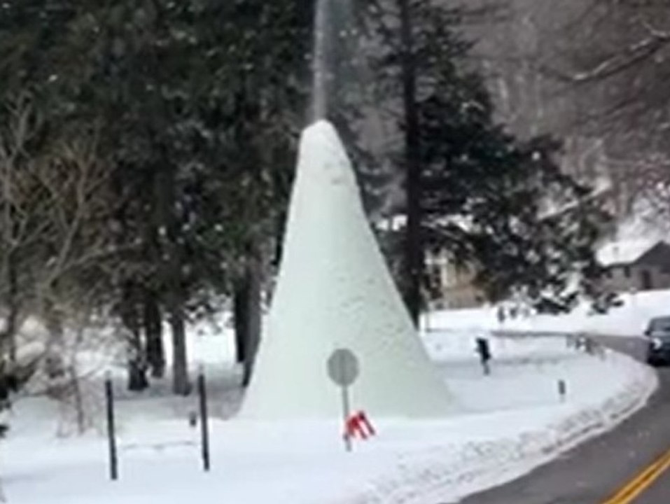 Seltenes Winterphänomen: Brunnen verwandelt sich in 'Eisvulkan'