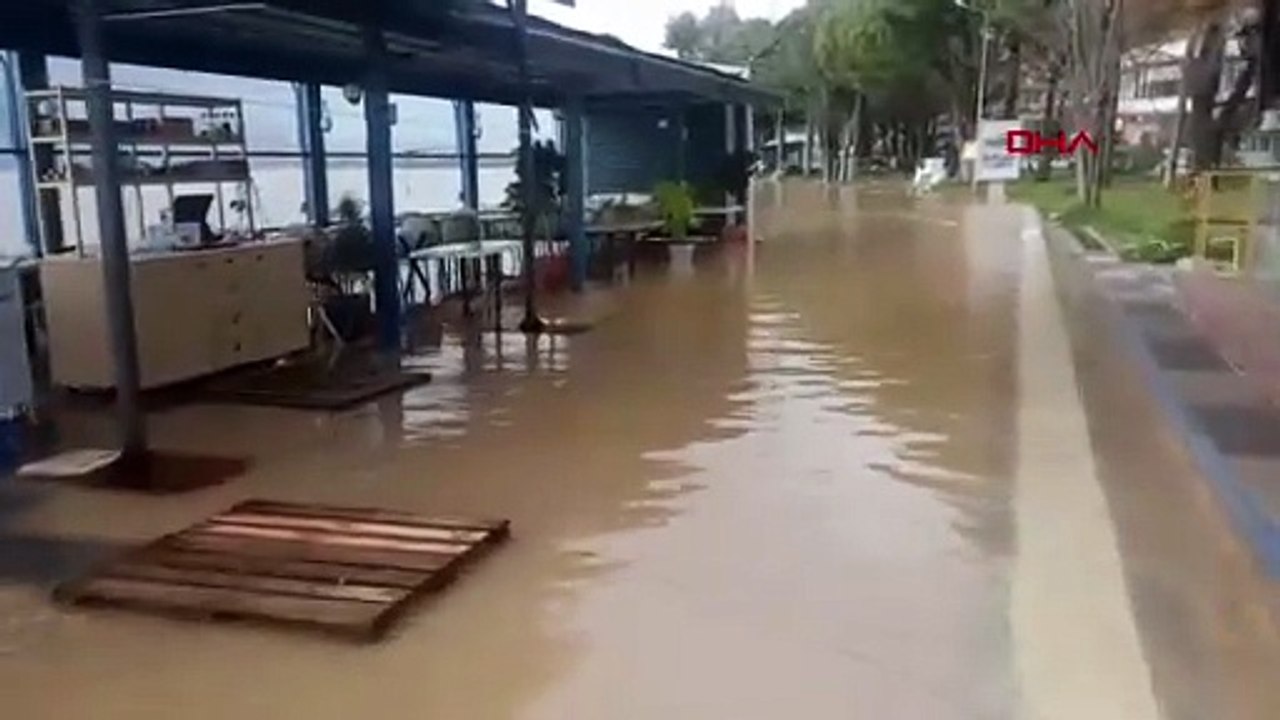 Kuvvetli yağış gölü taşırdı; kordon sular altında kaldı!