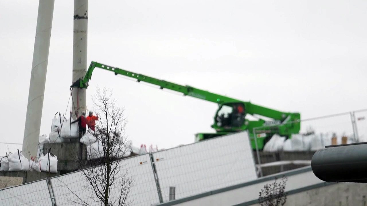Flutlichtmasten im Jahn-Sportpark in Berlin gesprengt