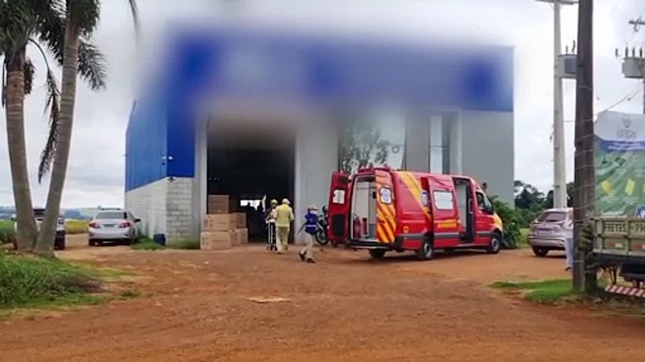 Empilhadeira cai e deixa dois trabalhadores feridos em empresa na BR-277, em Cascavel