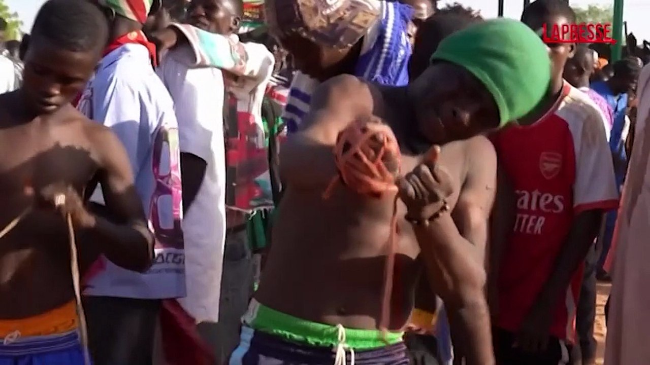 Al festival di Argungu va in scena la Dambe: le immagini dei combattimenti