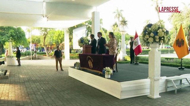 Per?, oltre cento coppie si sposano tutte insieme: le immagini dell'evento
