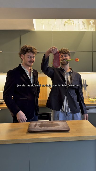 Tartare de boeuf - frites Ingrédients : BavetteÉchaloteCornichon Câpres Moutarde au miel Sauce piquante Jaune d’oeuf Pomme de terre Huile de friture Sel et poivre #RecetteFacile #FoodFrançaise #CuisineMaison #Yeschefffffff #SaintValentin