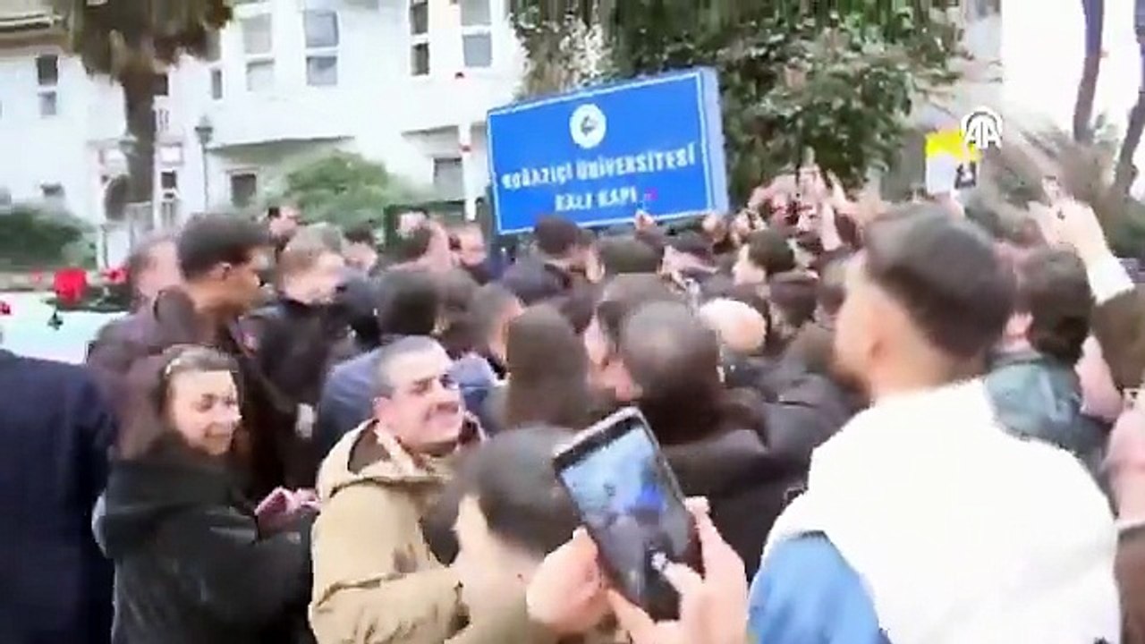 Cumhurbaşkanı Recep Tayyip Erdoğan, Boğaziçi Üniversitesi kampüsünde öğrencilerle konuştu