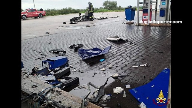 Puglia: auto si schianta contro un distributore di benzina, tragedia sfiorata sulla Ss16