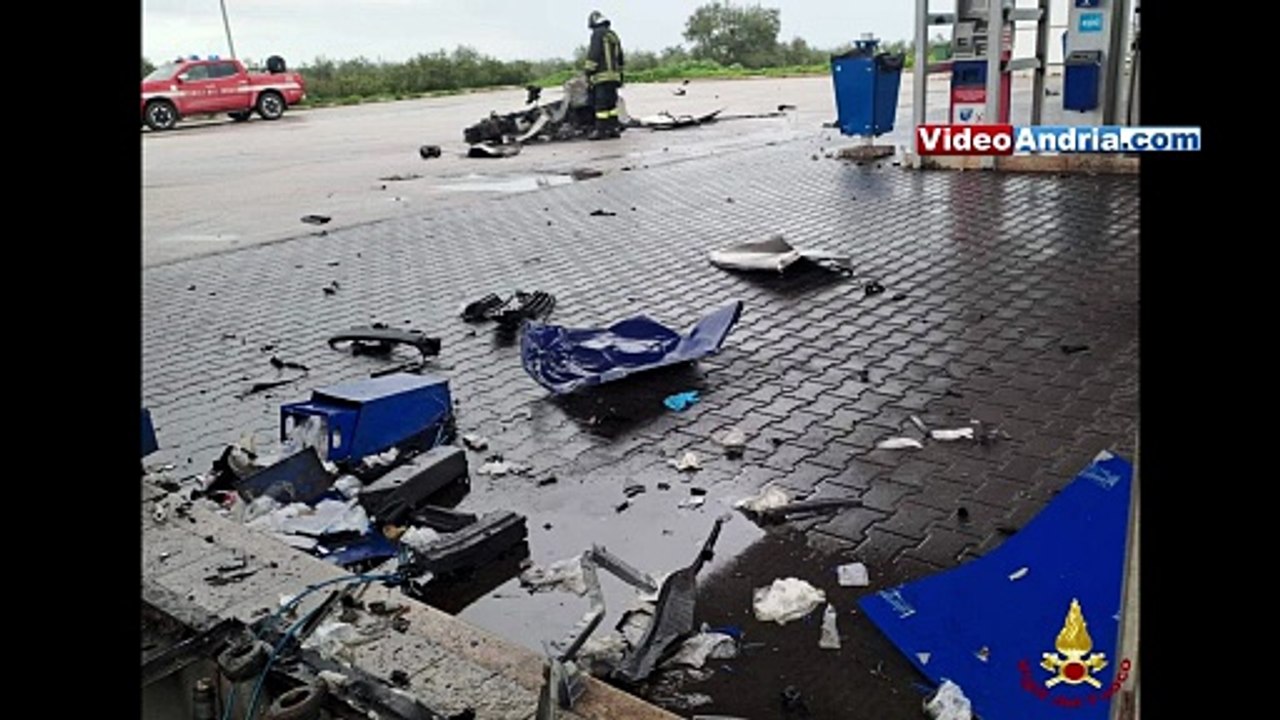 Incidente sulla Ss 16: auto si schianta contro un distributore di carburanti, tragedia sfiorata