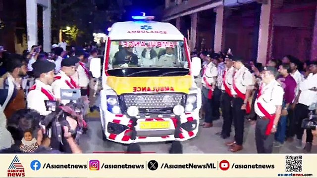 ആലിന് അപകടം സംഭവിച്ച ഇടം താണ്ടി ആംബുലൻസ്; വഴിയൊരുക്കി നാട്ടുകാരും പൊലീസും