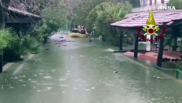Maltempo, abitanti soccorsi con i gommoni nel Cosentino