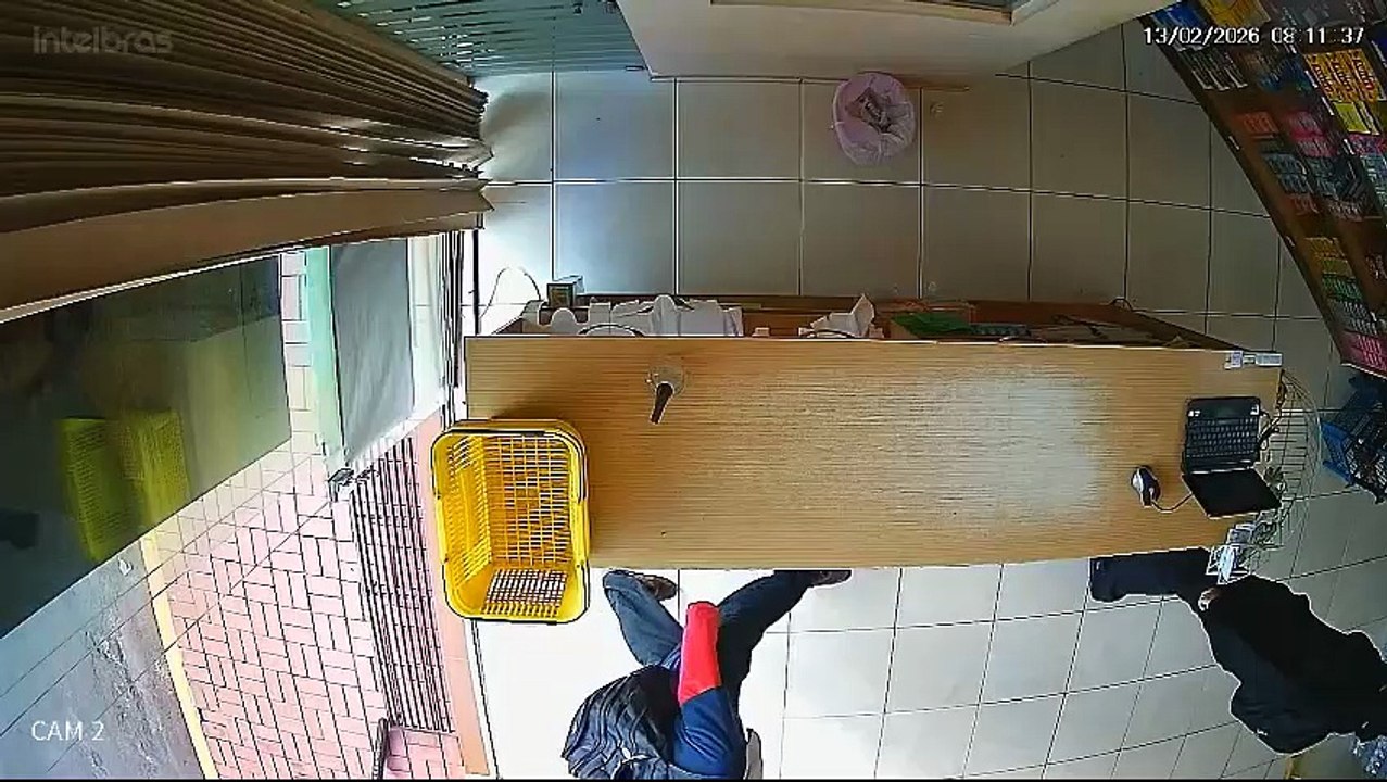 Vídeo mostra comerciante com pedaço de pau colocando dupla para correr em tentativa de roubo em Alto Piquiri